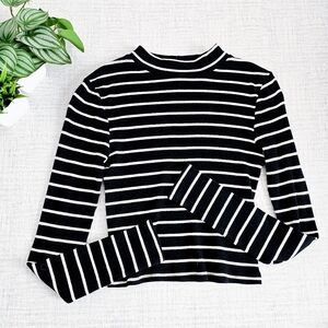 🆑️3/$15 H&M Divided Basic Black and White Striped Long Sleeve Cropped Top SZ XS
